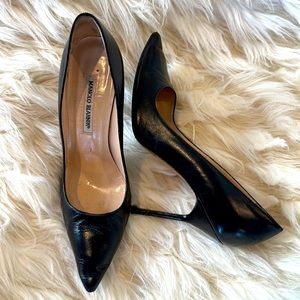 Manolo Blahnik Size 39 Black Leather Pumps